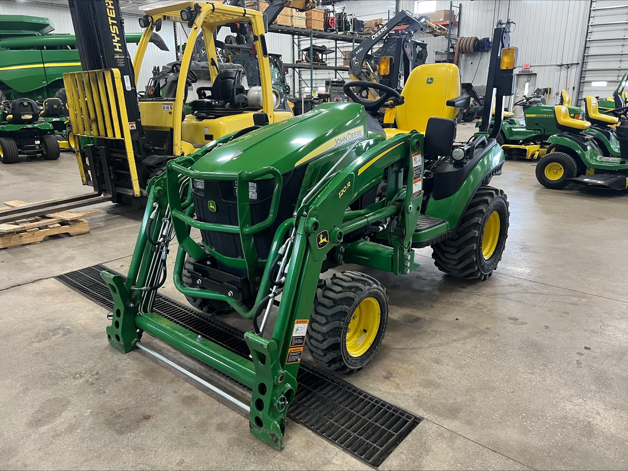 2024 John Deere 1025R Image 4