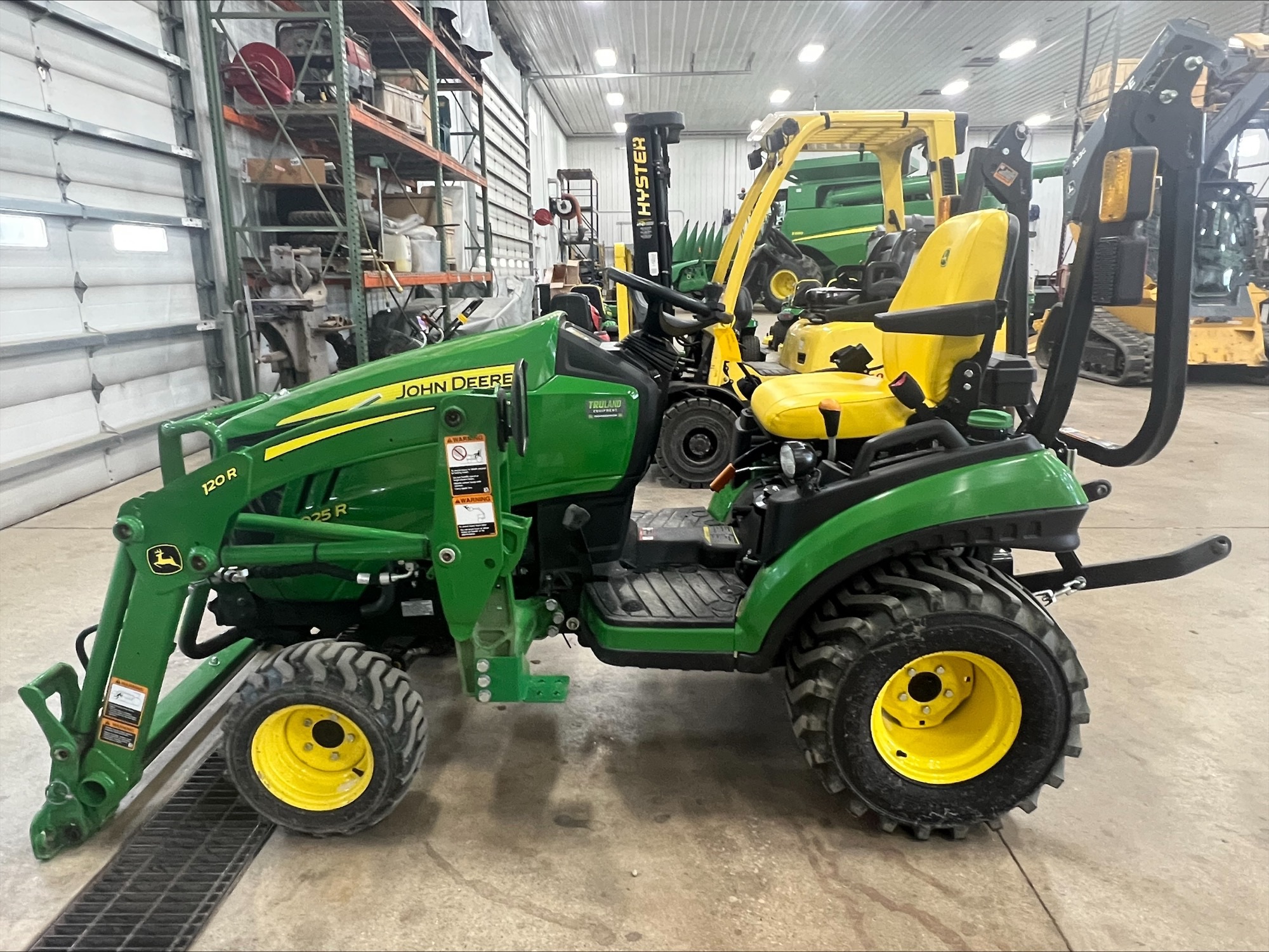 2024 John Deere 1025R Image 3