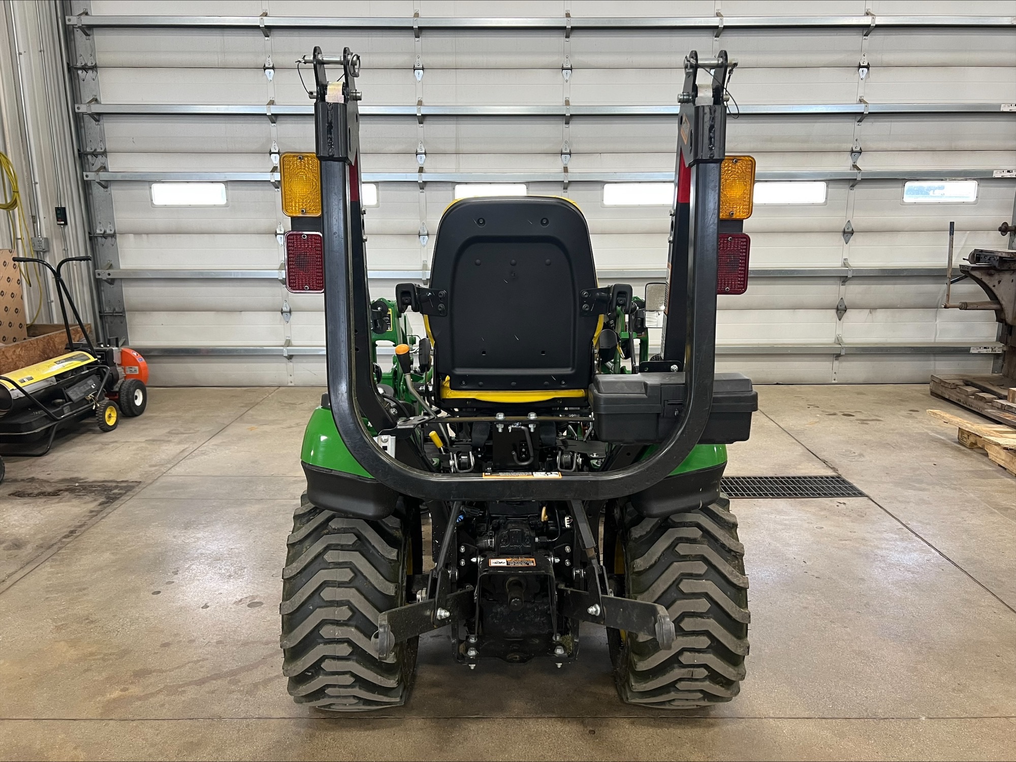 2024 John Deere 1025R Image 6