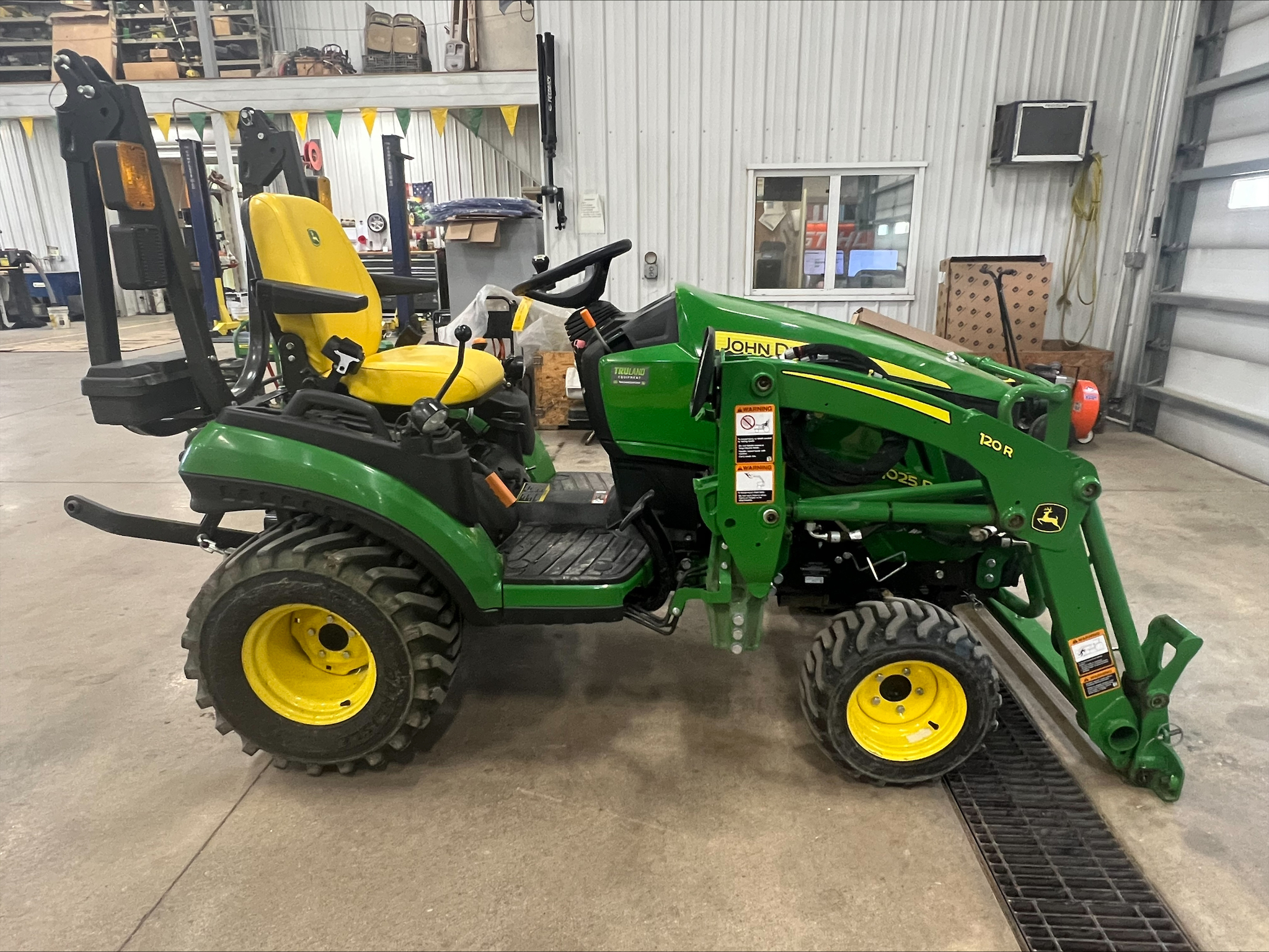 2024 John Deere 1025R Image 1