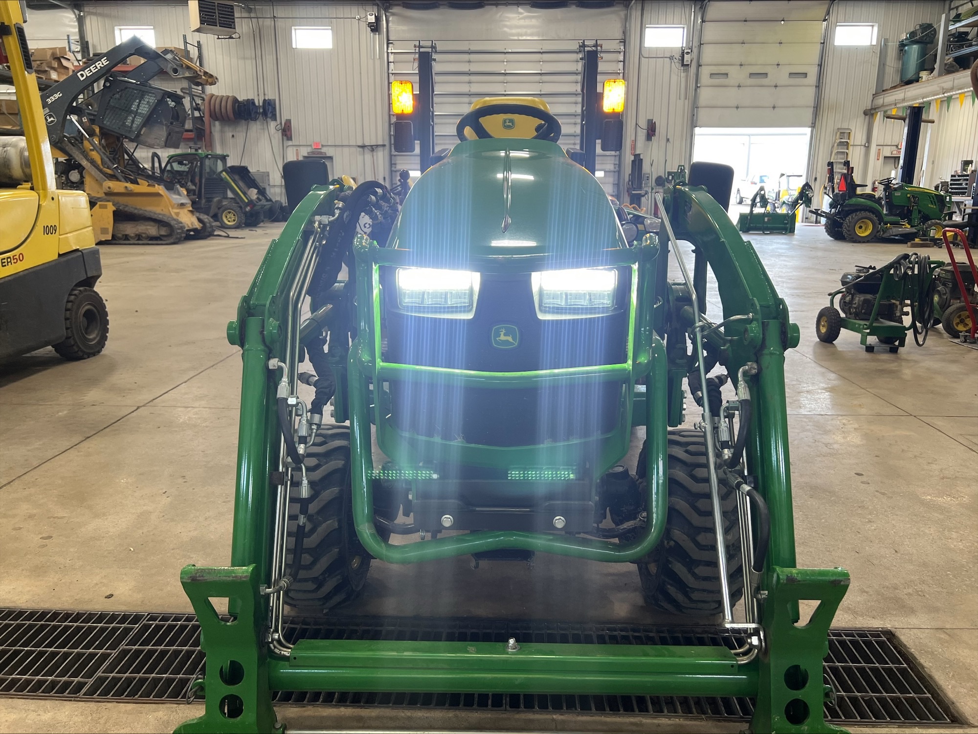 2024 John Deere 1025R Image 8