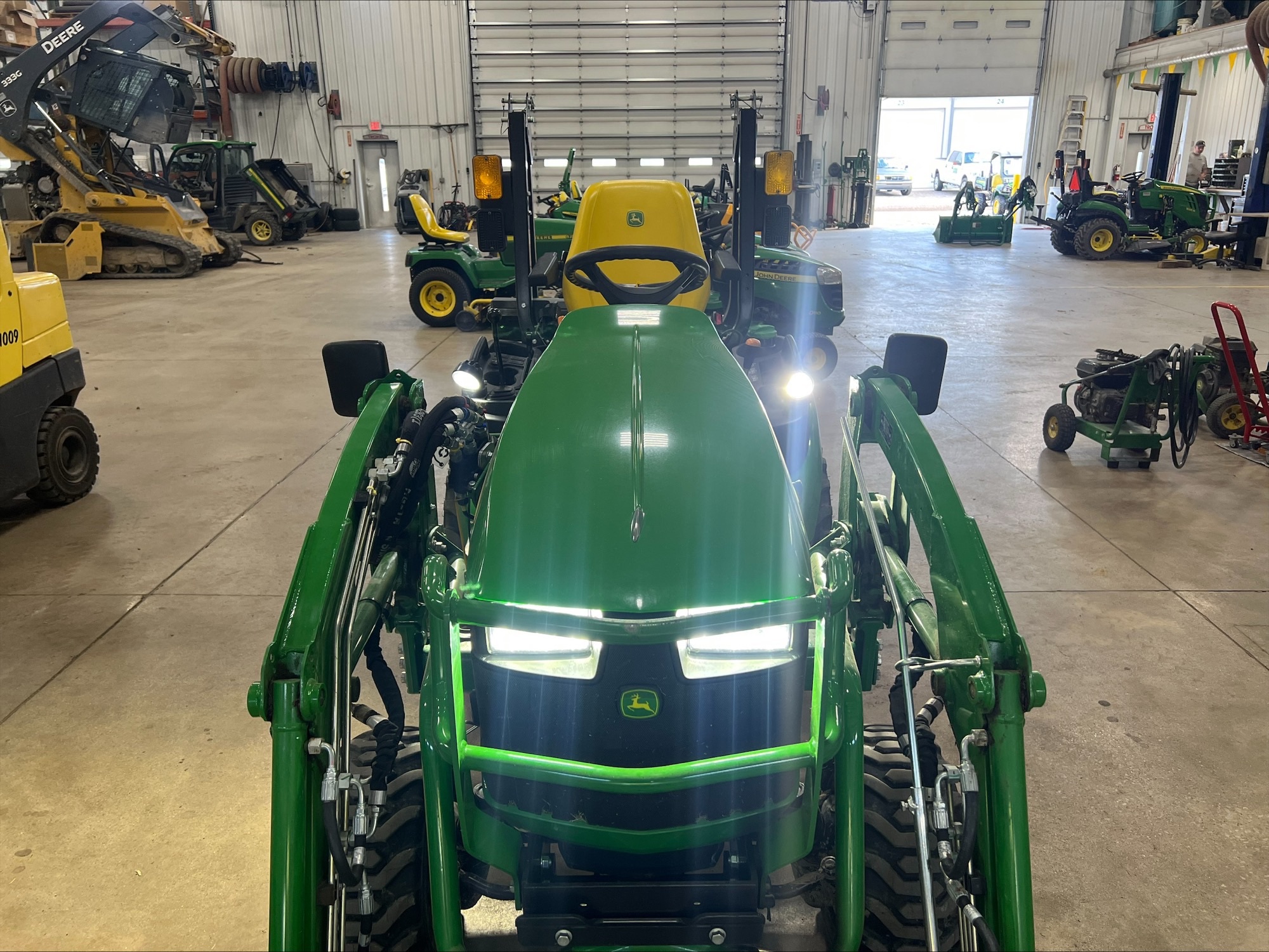 2024 John Deere 1025R Image 9