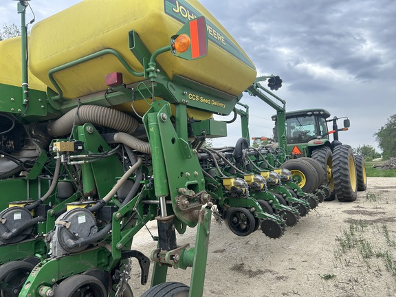 2011 John Deere 1770NT CCS (4th thumbnail)
