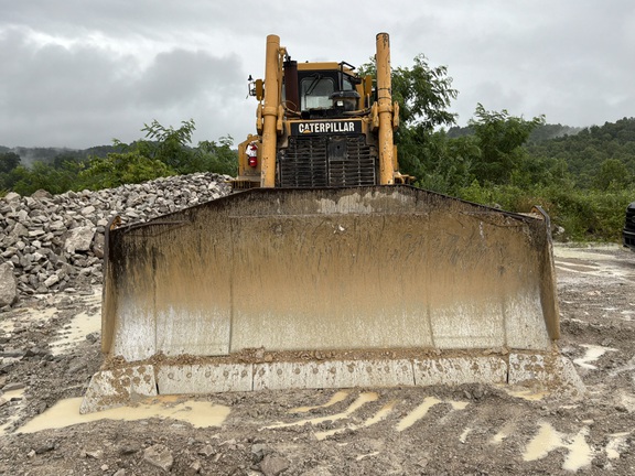 Photo of a 2004 Caterpillar D8R