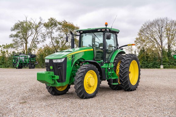 John Deere 8235R