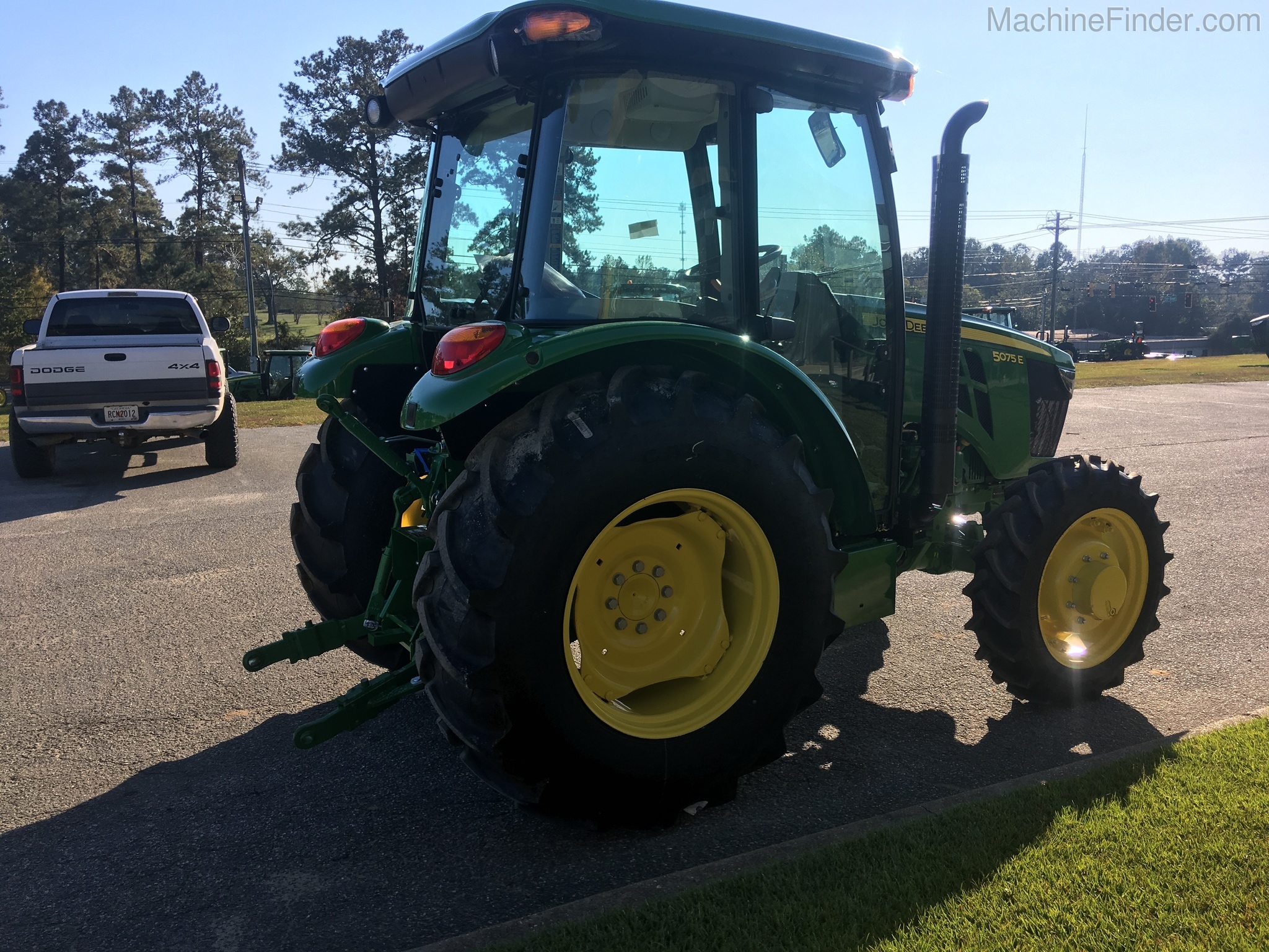 2021 John Deere 5075E Image 4