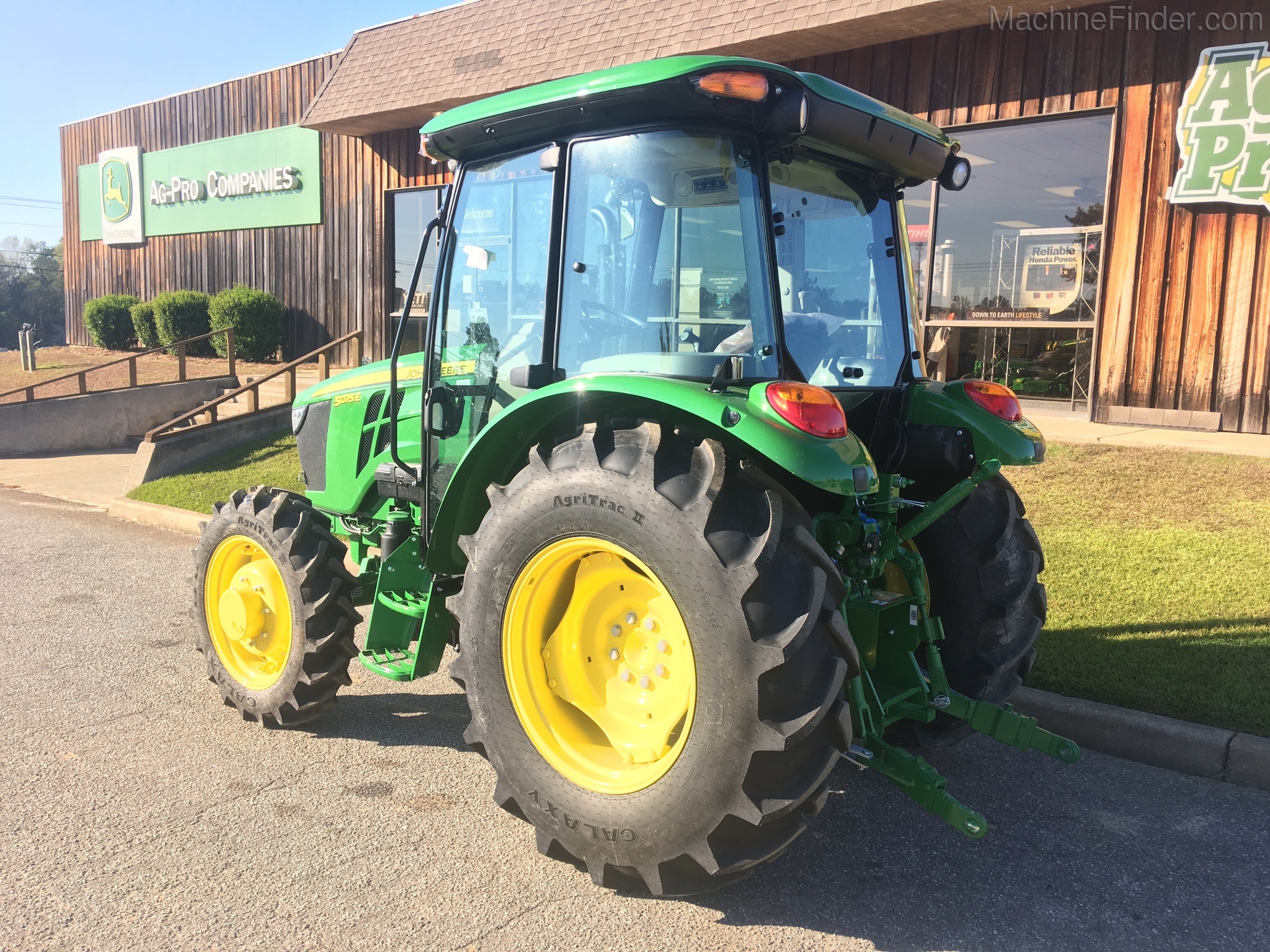 2021 John Deere 5075E Image 3