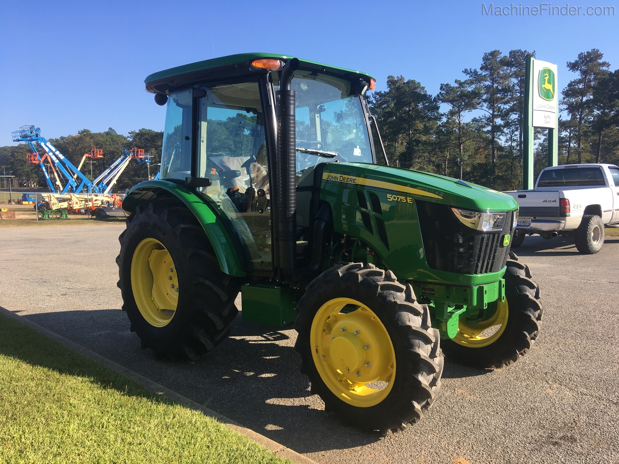 2021 John Deere 5075E Image 2