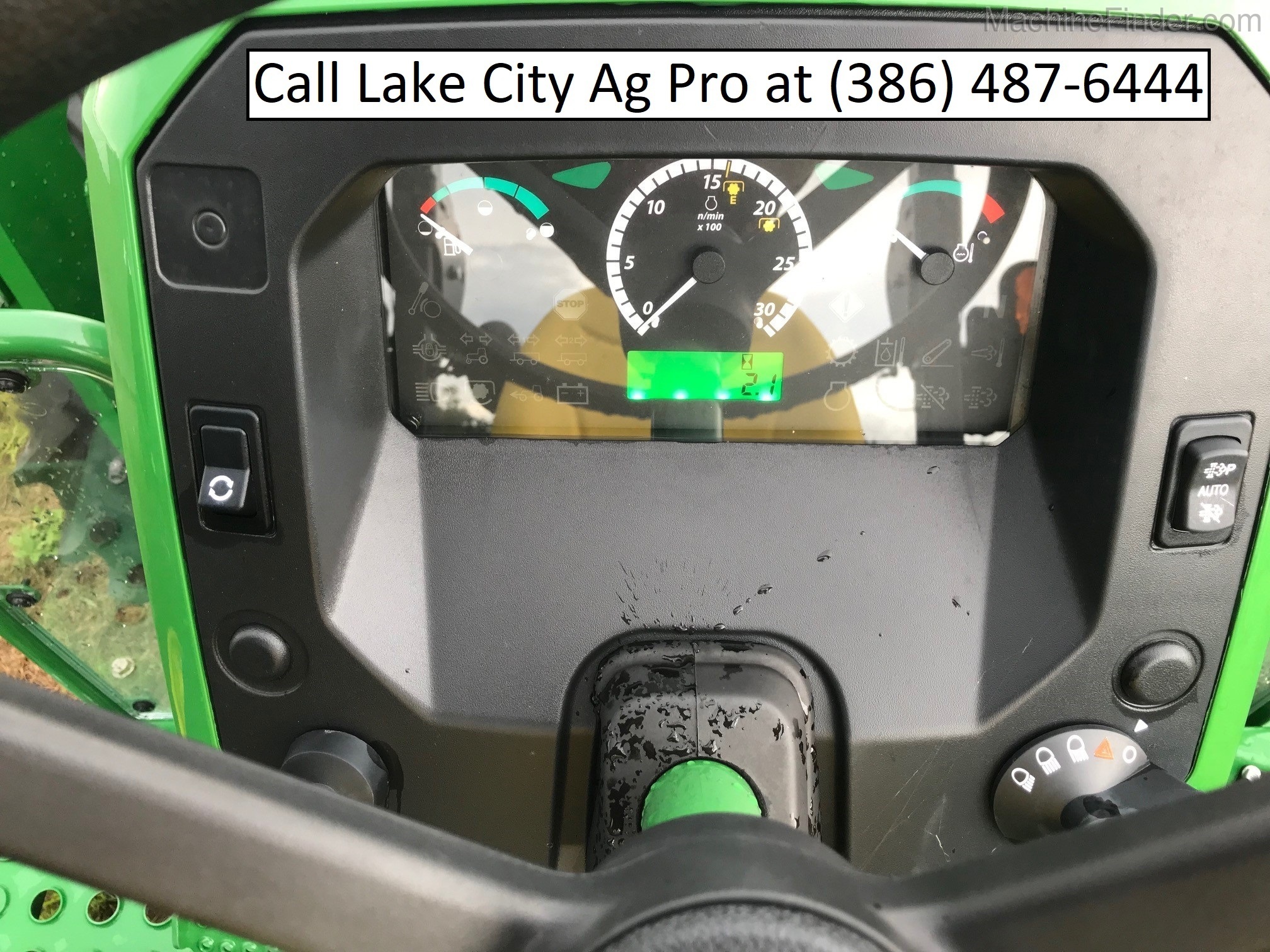 2020 John Deere 5045E Image 10