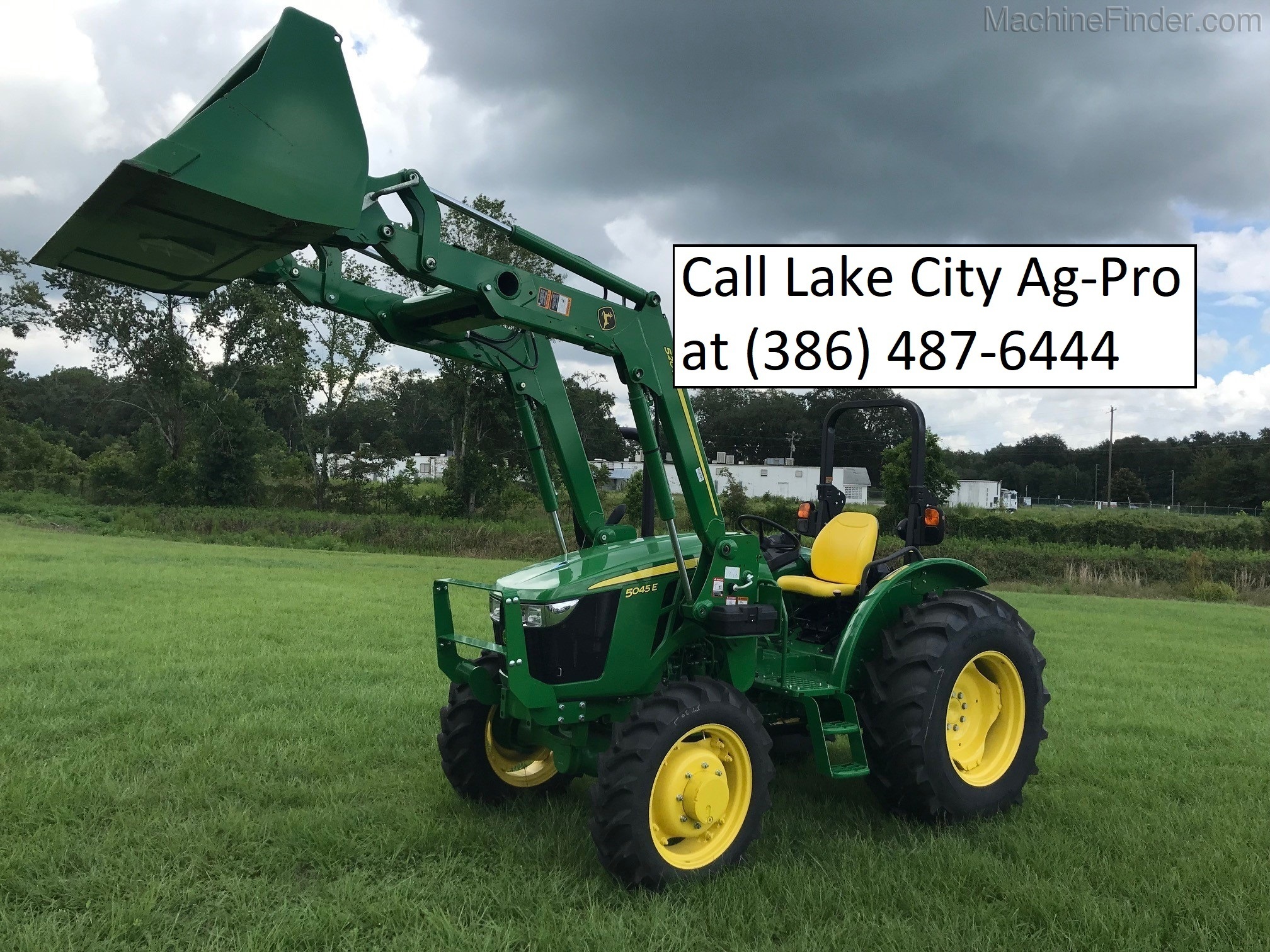 2020 John Deere 5045E Image 5