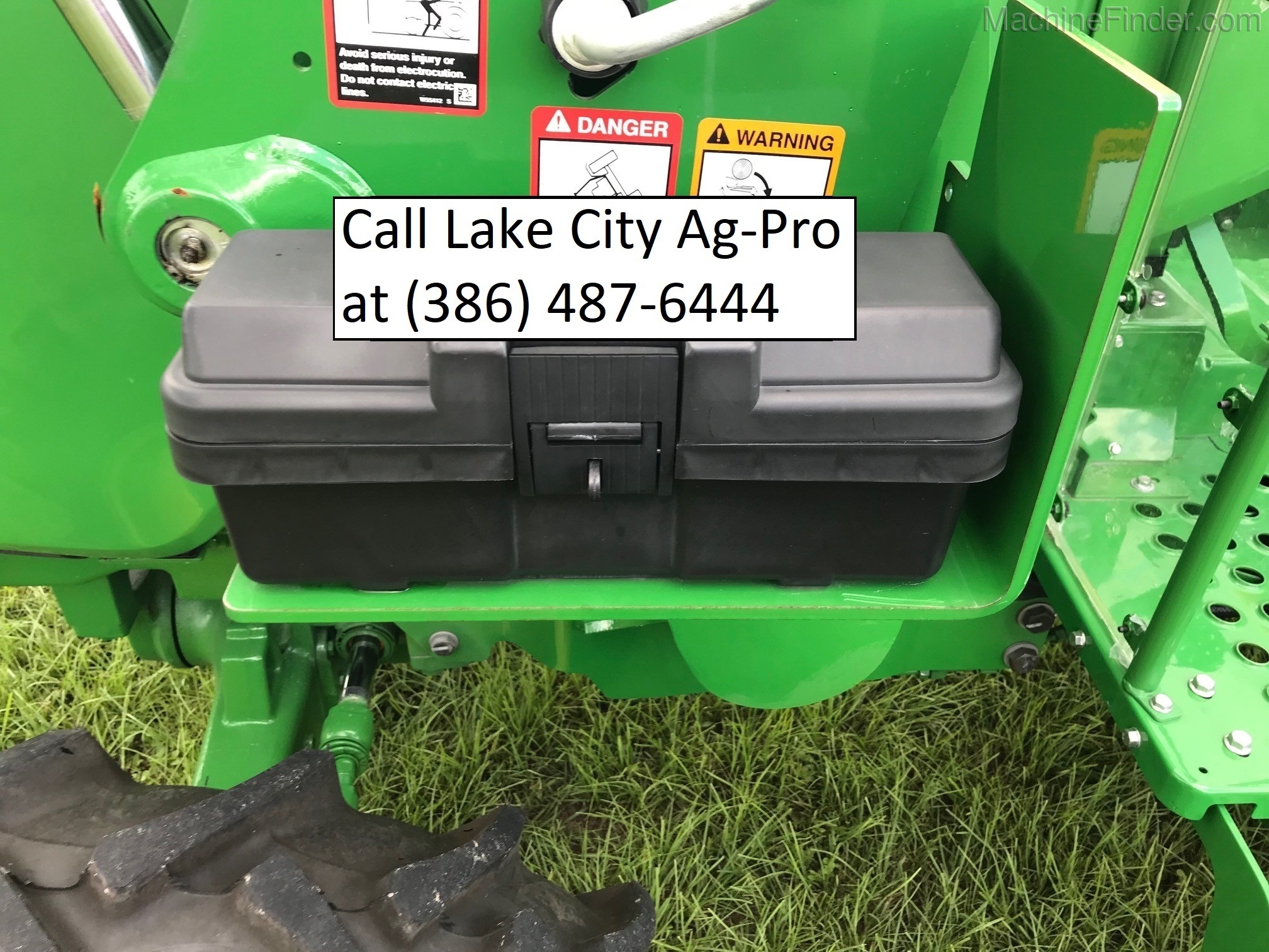 2020 John Deere 5045E Image 7