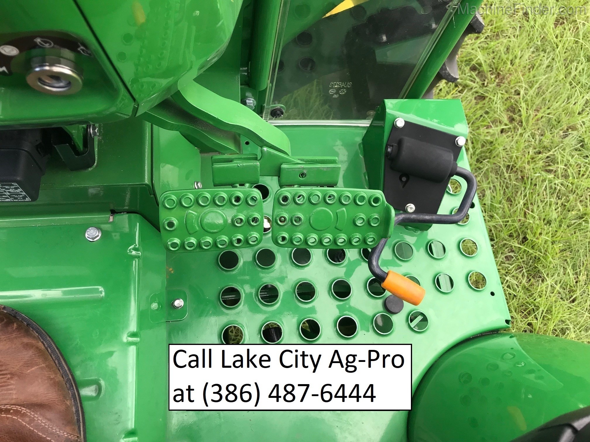 2020 John Deere 5045E Image 9