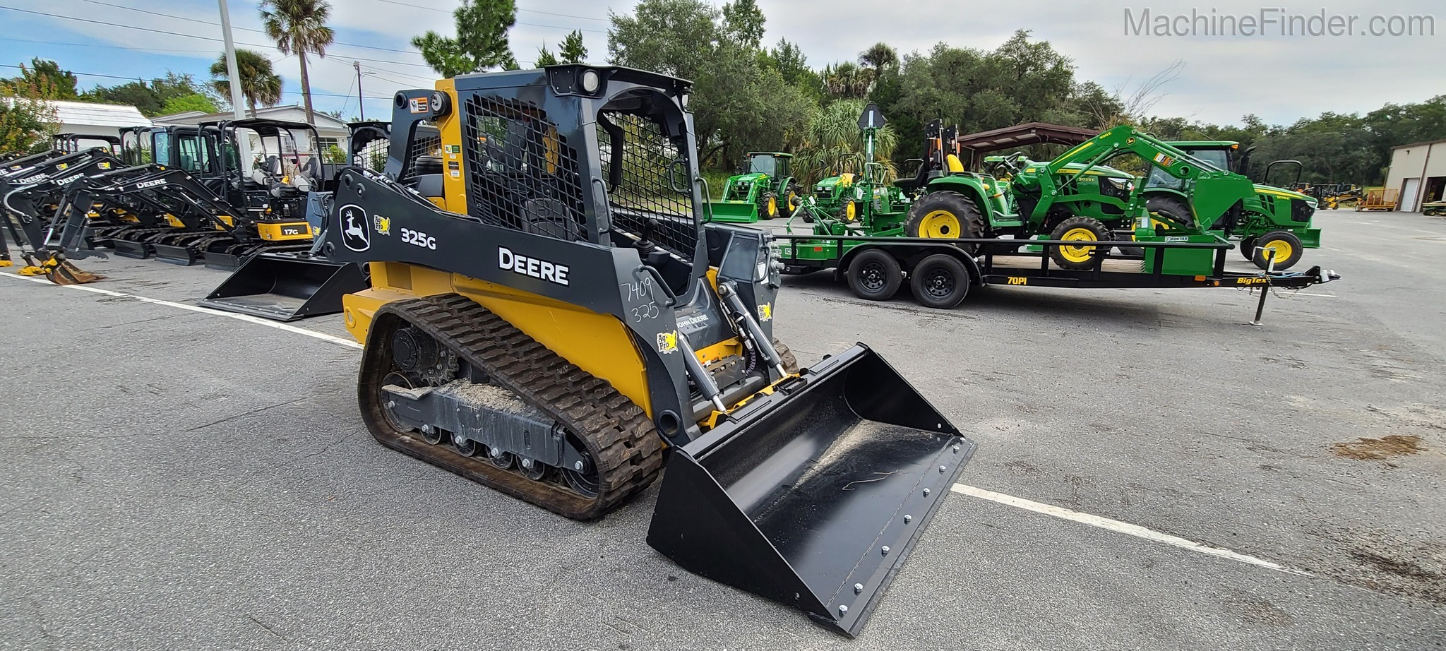 2020 John Deere 325G Image 8