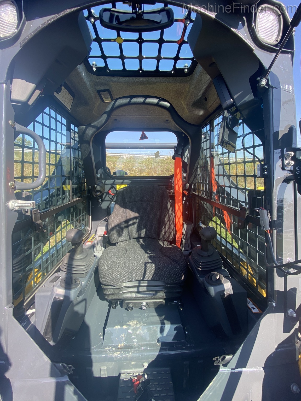 2020 John Deere 317G Image 7