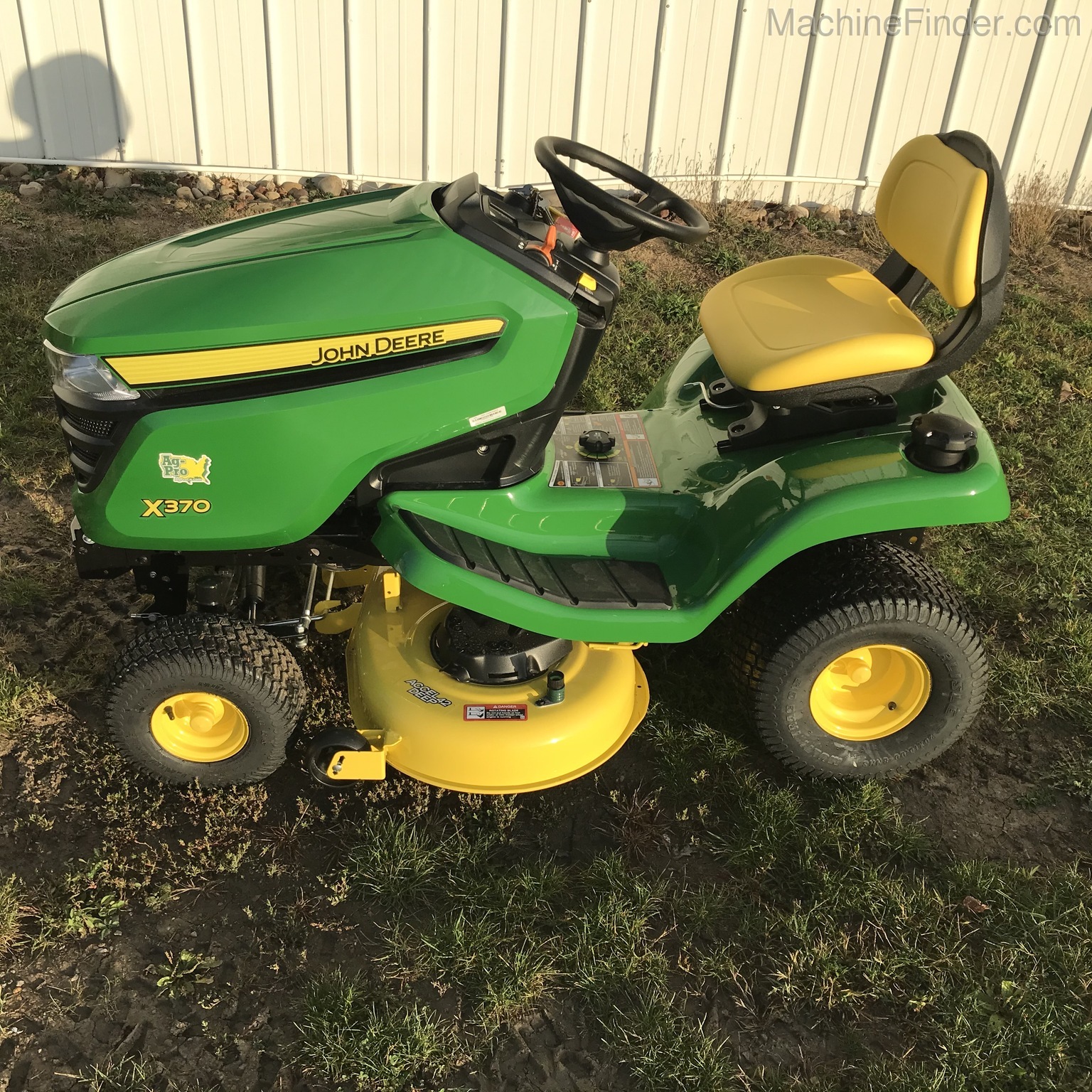 2020 John Deere X370 Image 2