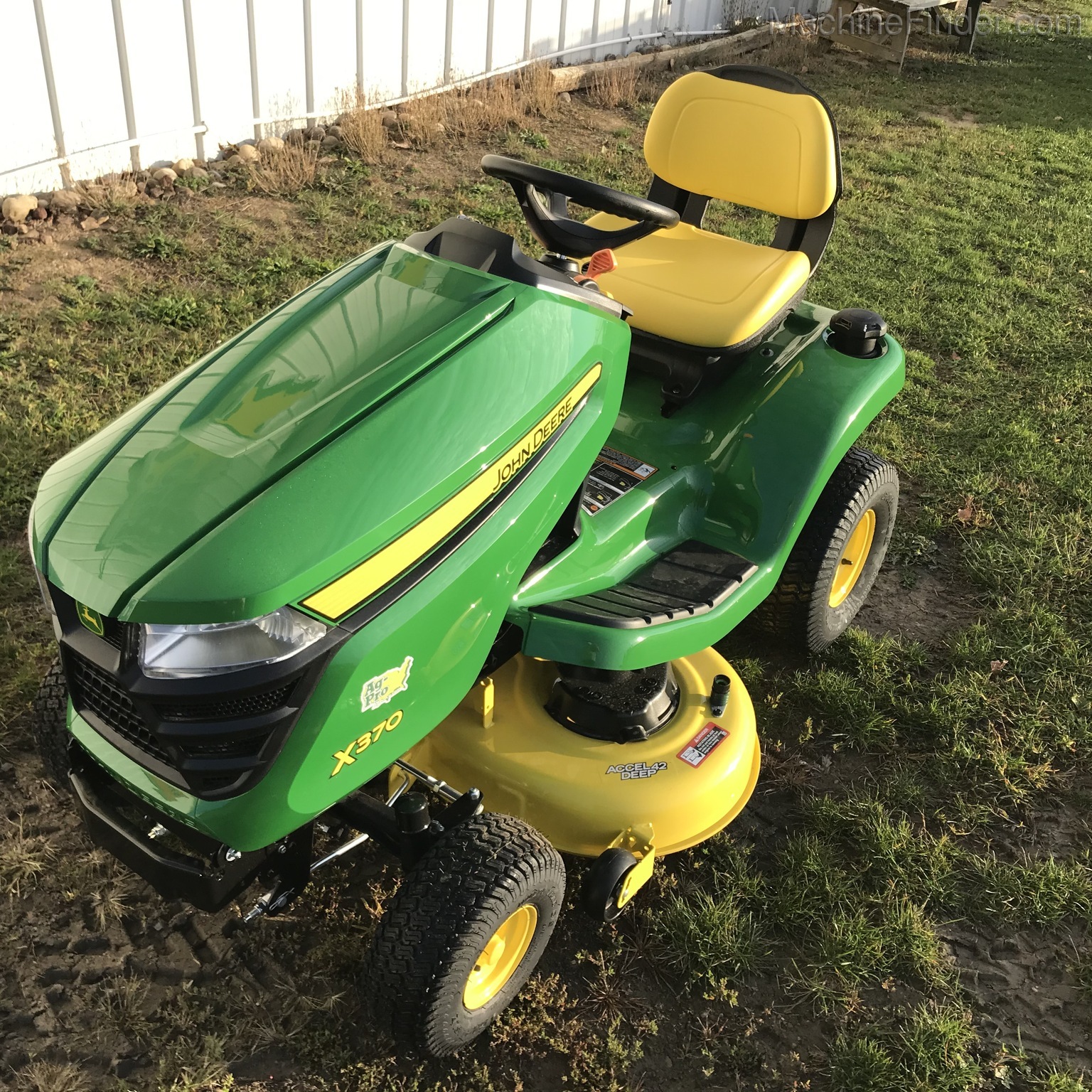 2020 John Deere X370 Image 3