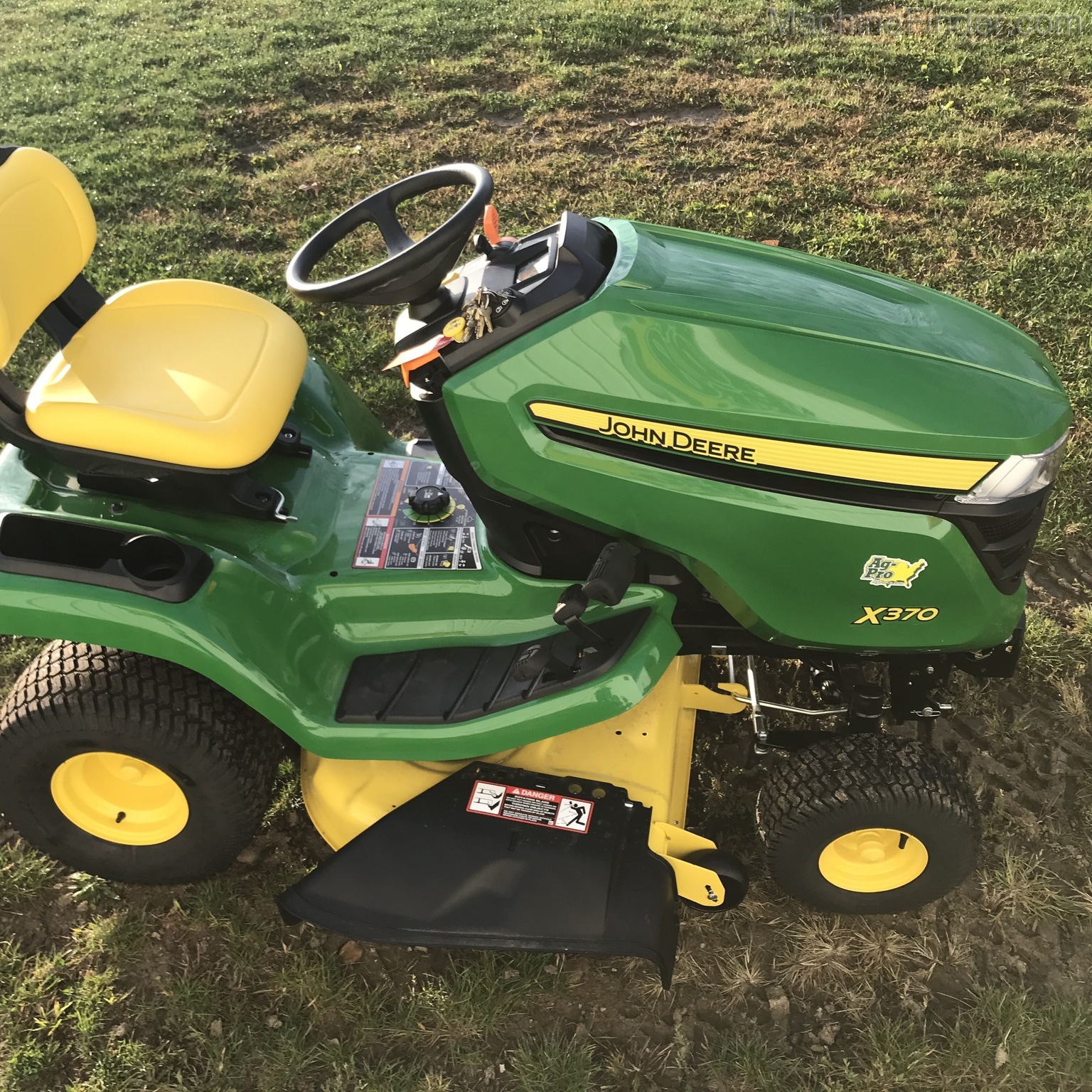 2020 John Deere X370 Image 5