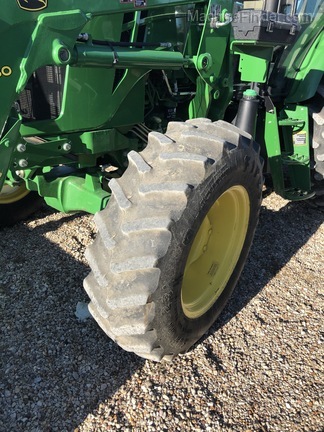 2015 John Deere 6105D Image 4