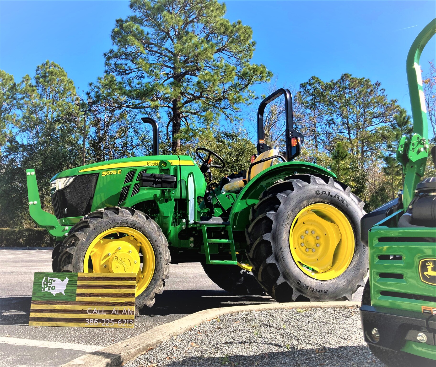 2023 John Deere 5075E Image 3