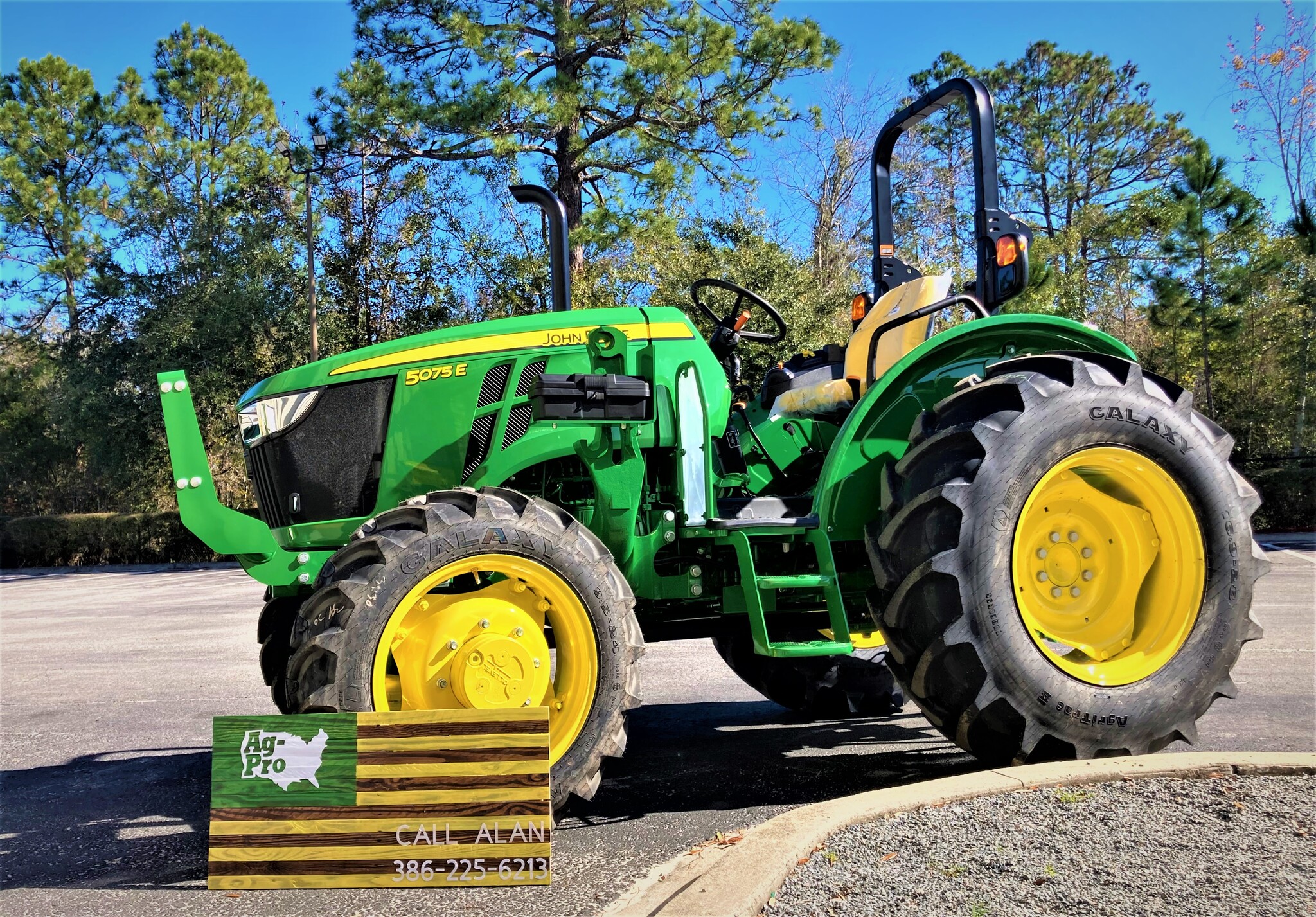 2023 John Deere 5075E Image 1