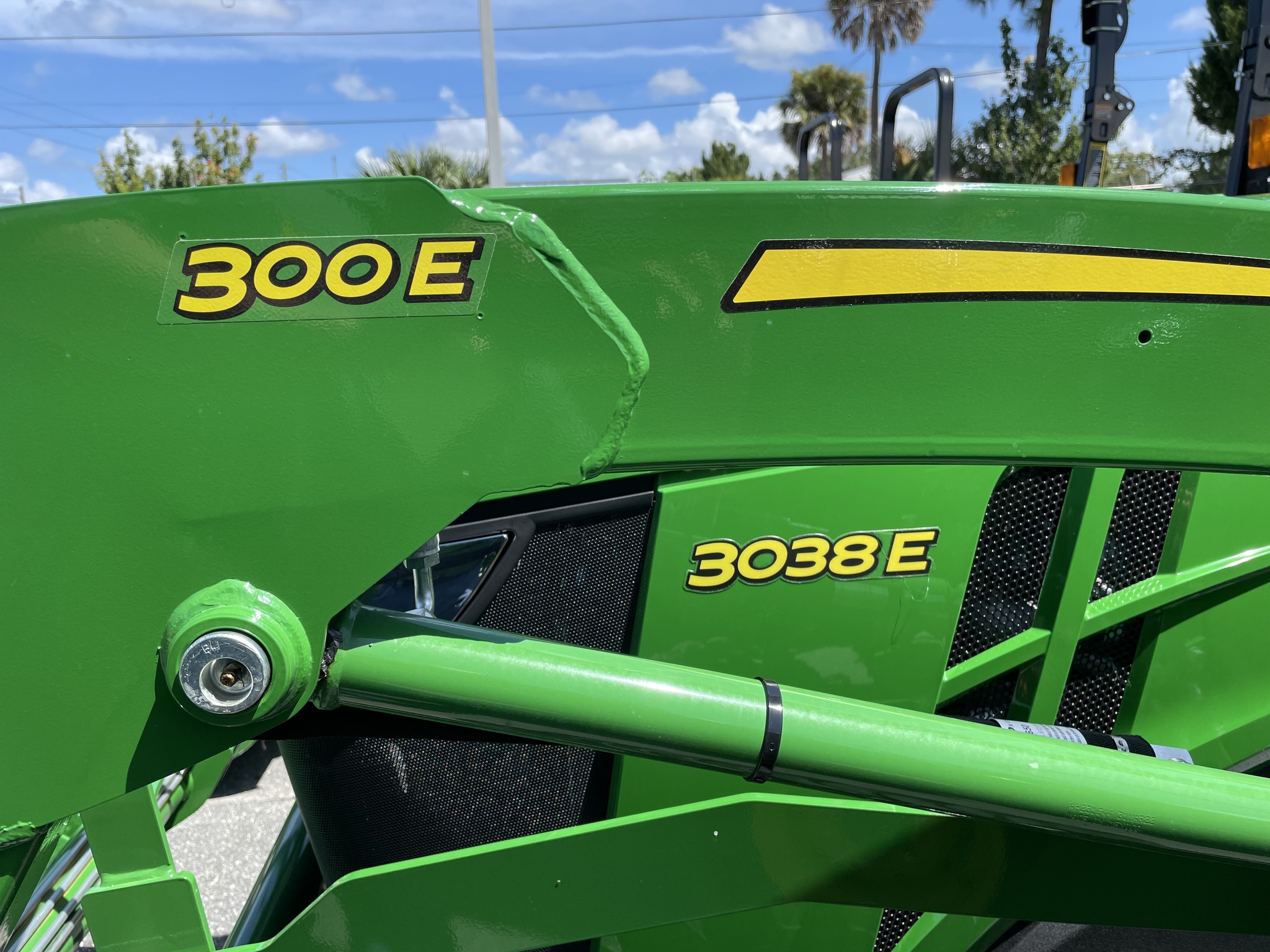 2023 John Deere 3038E Image 4