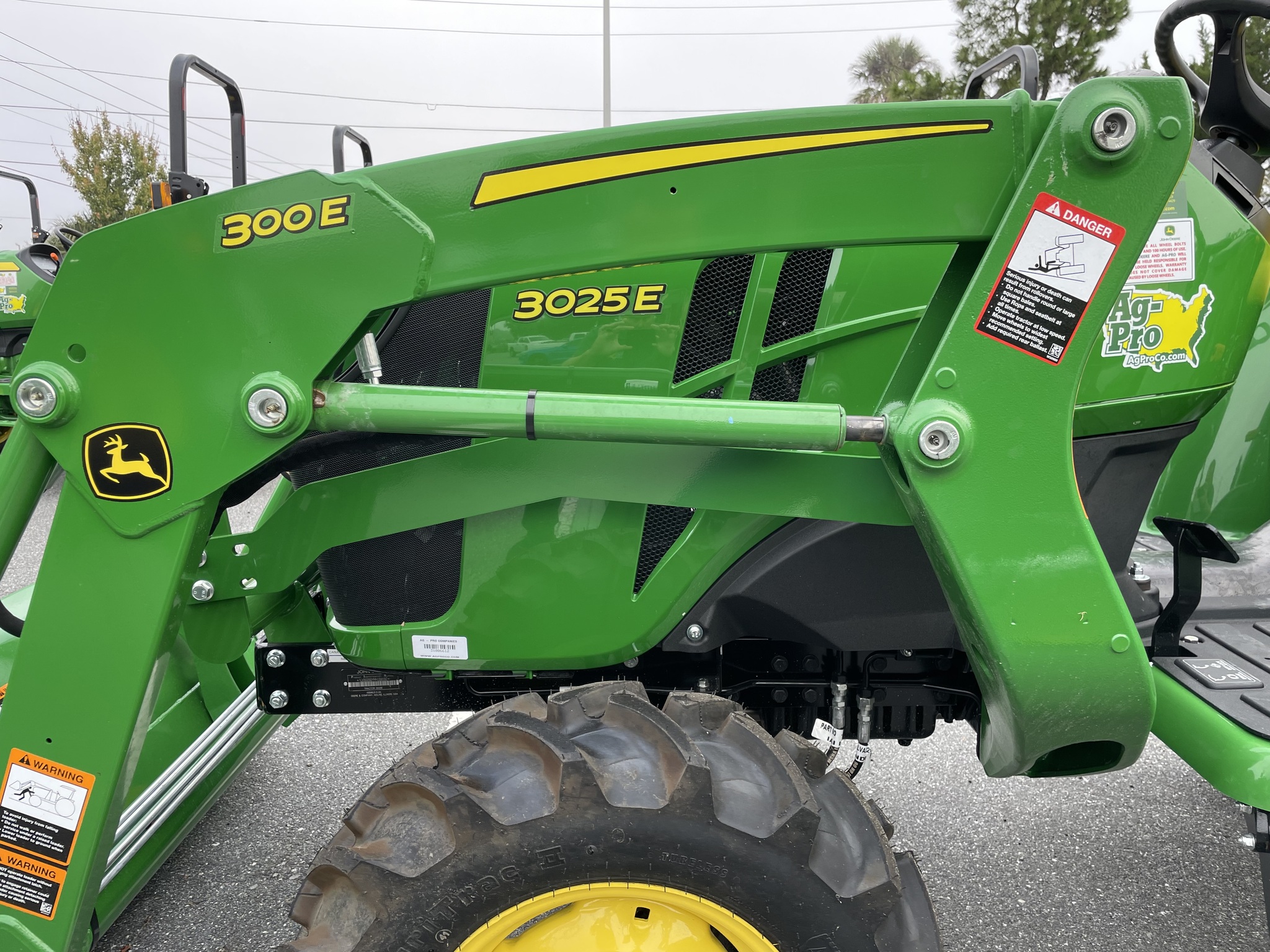2023 John Deere 3025E Image 14