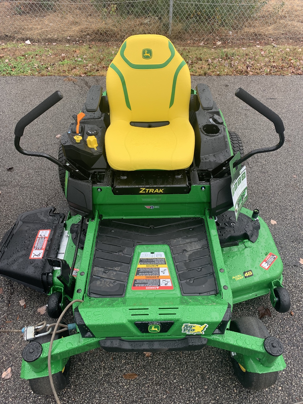 2025 John Deere z330r Image 4