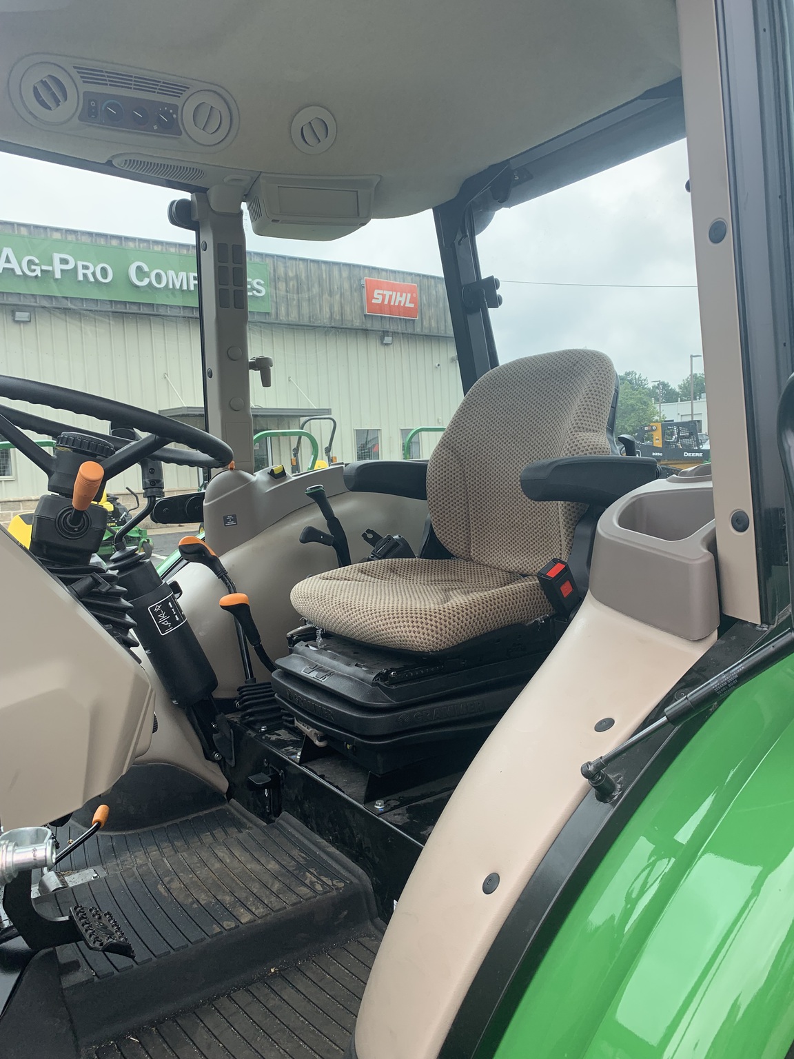 2024 John Deere 5075E Image 3