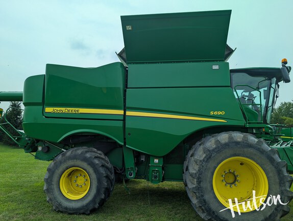 Photo of 2016 John Deere S690