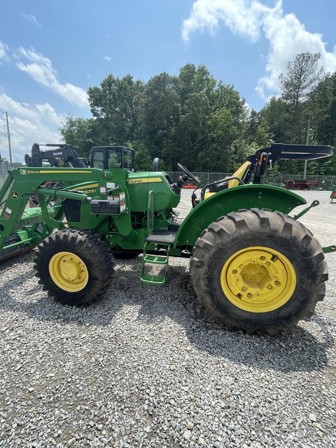 2021 John Deere 5075E Image 3