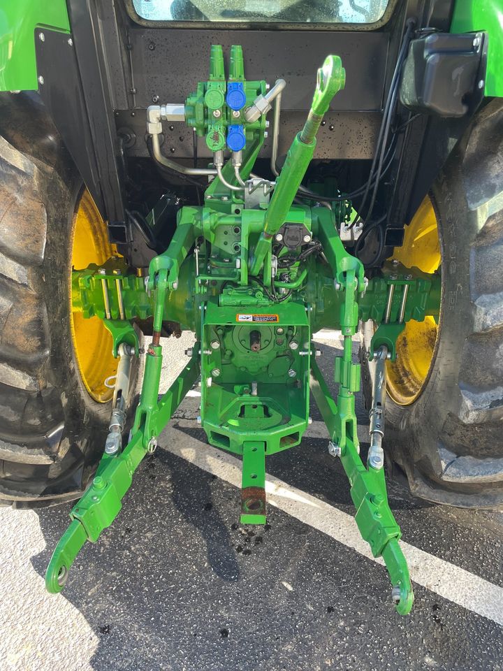 2017 John Deere 5100E Image 5