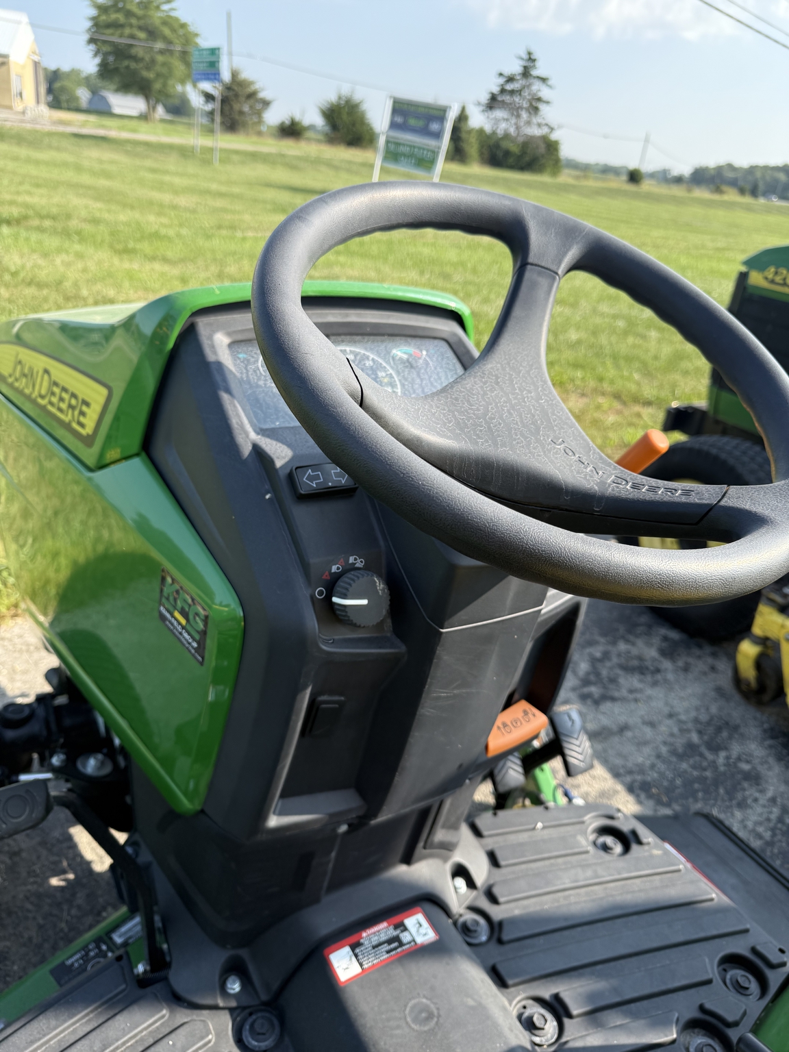 2022 John Deere 1023E Image 6