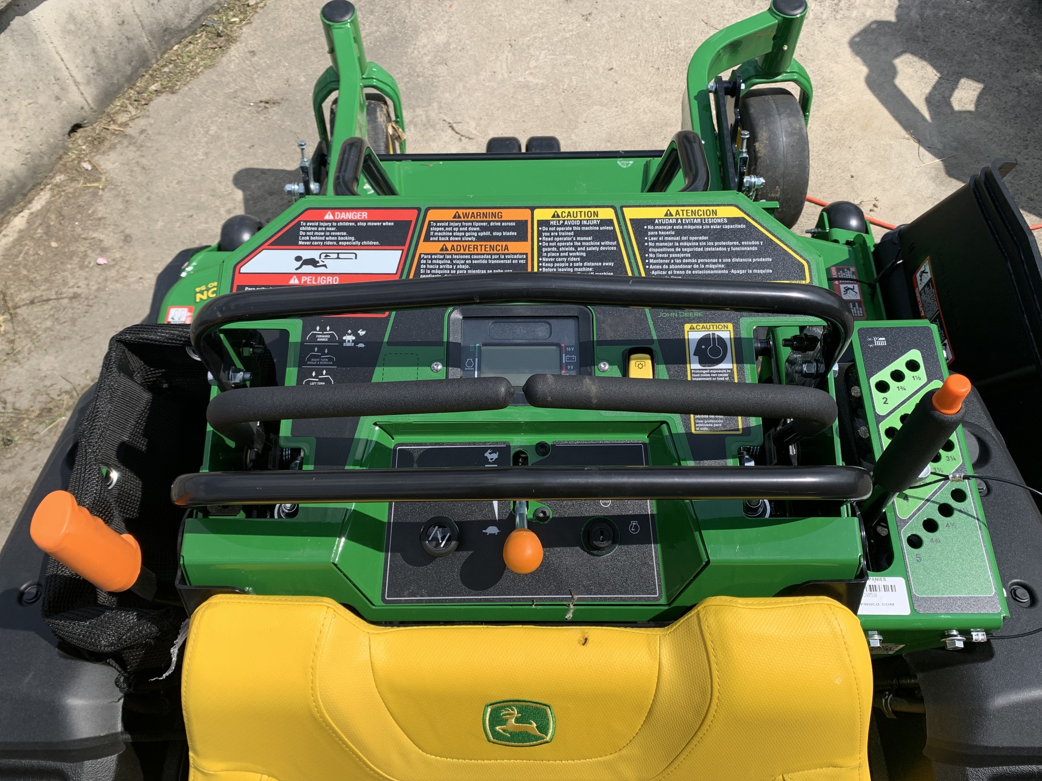 2025 John Deere Q820M Image 6