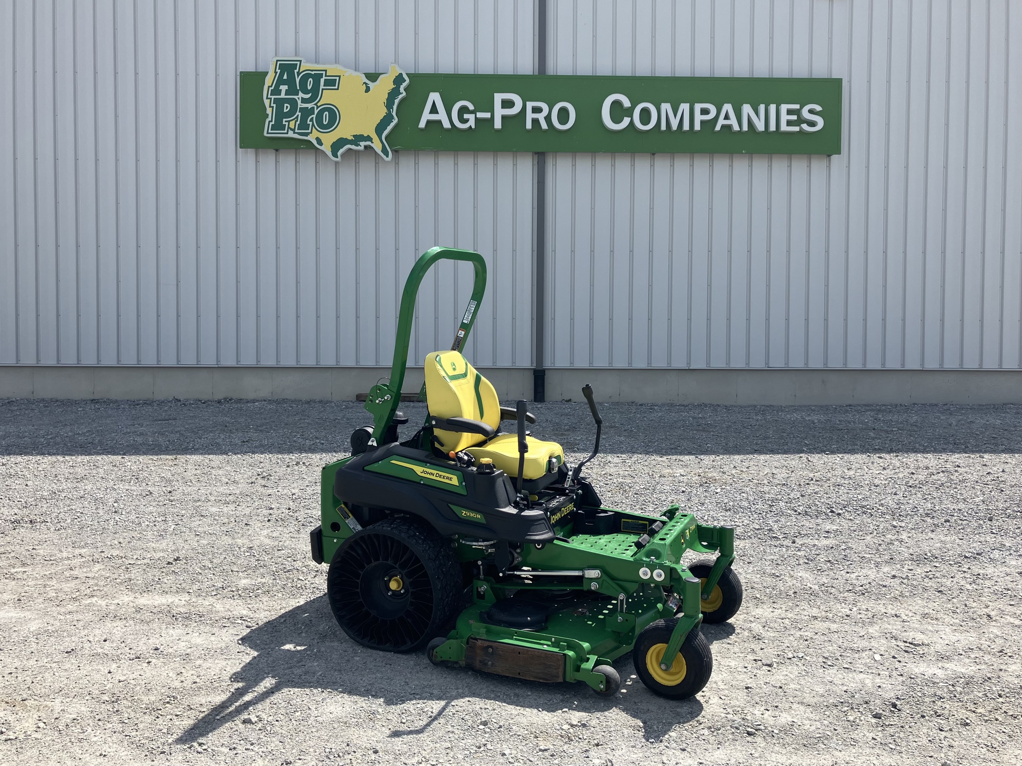 2022 John Deere Z930R Image 1