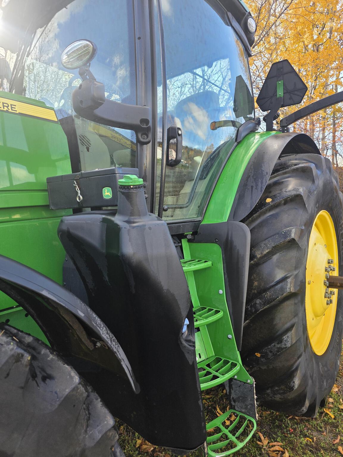 2019 John Deere 6215R Image 4