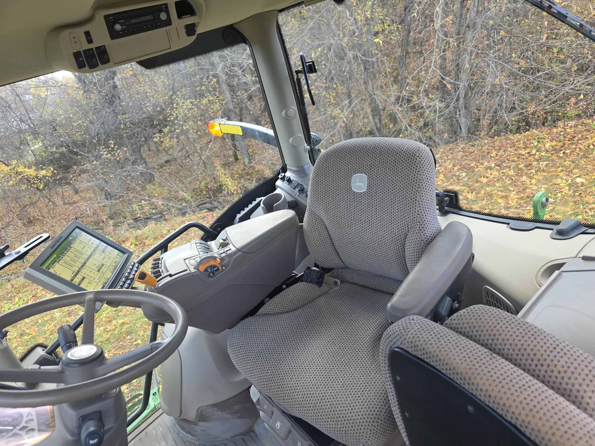 2019 John Deere 6215R Image 13