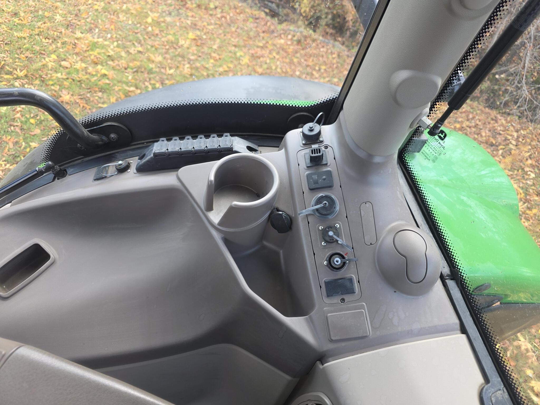 2019 John Deere 6215R Image 14