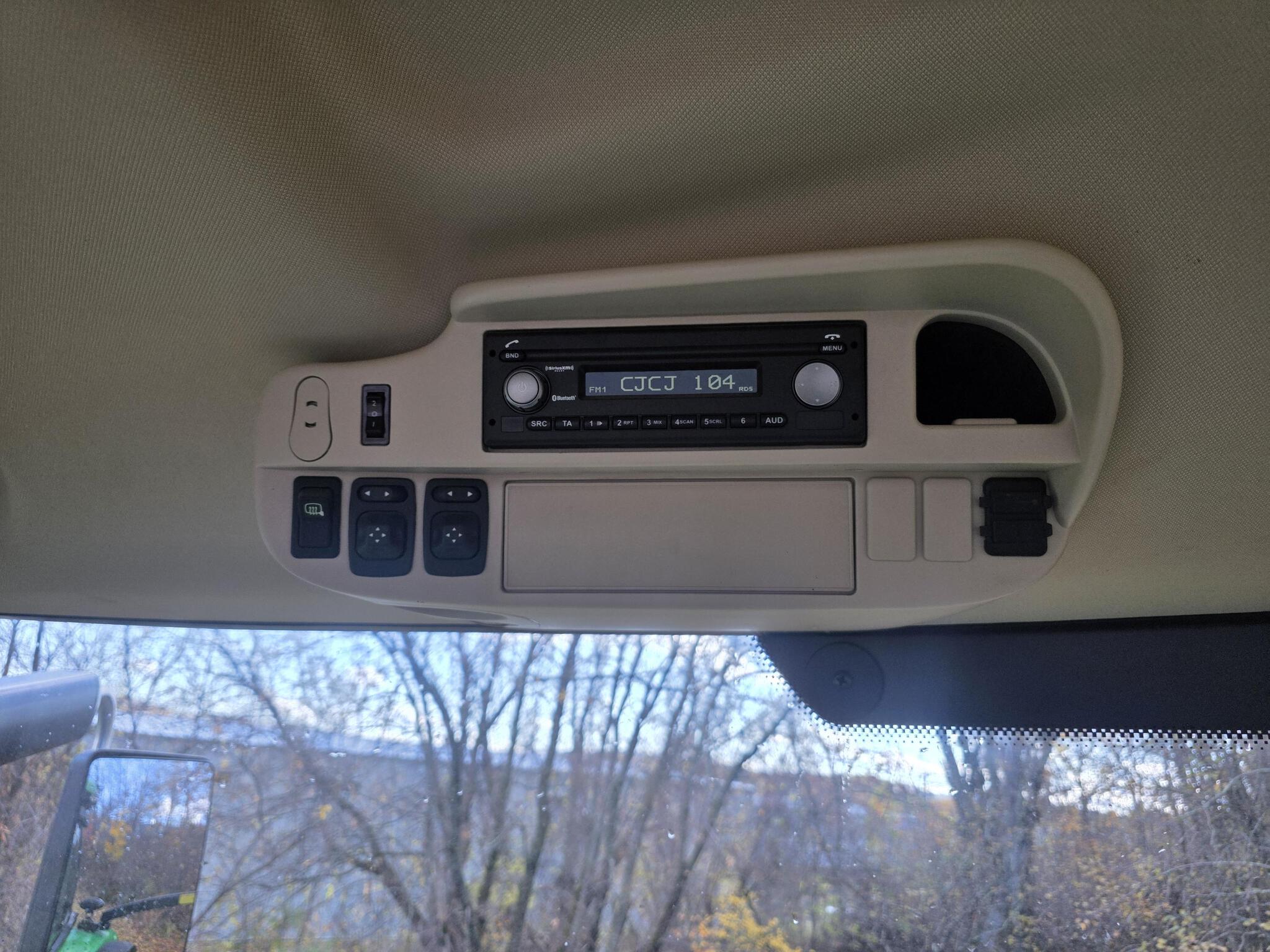 2019 John Deere 6215R Image 18