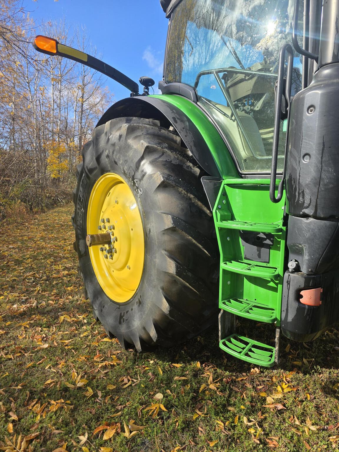 2019 John Deere 6215R Image 8