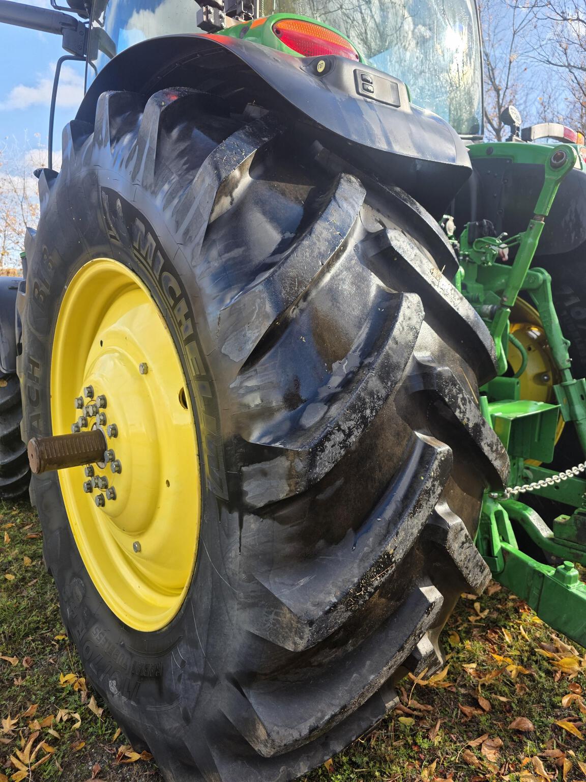 2019 John Deere 6215R Image 9