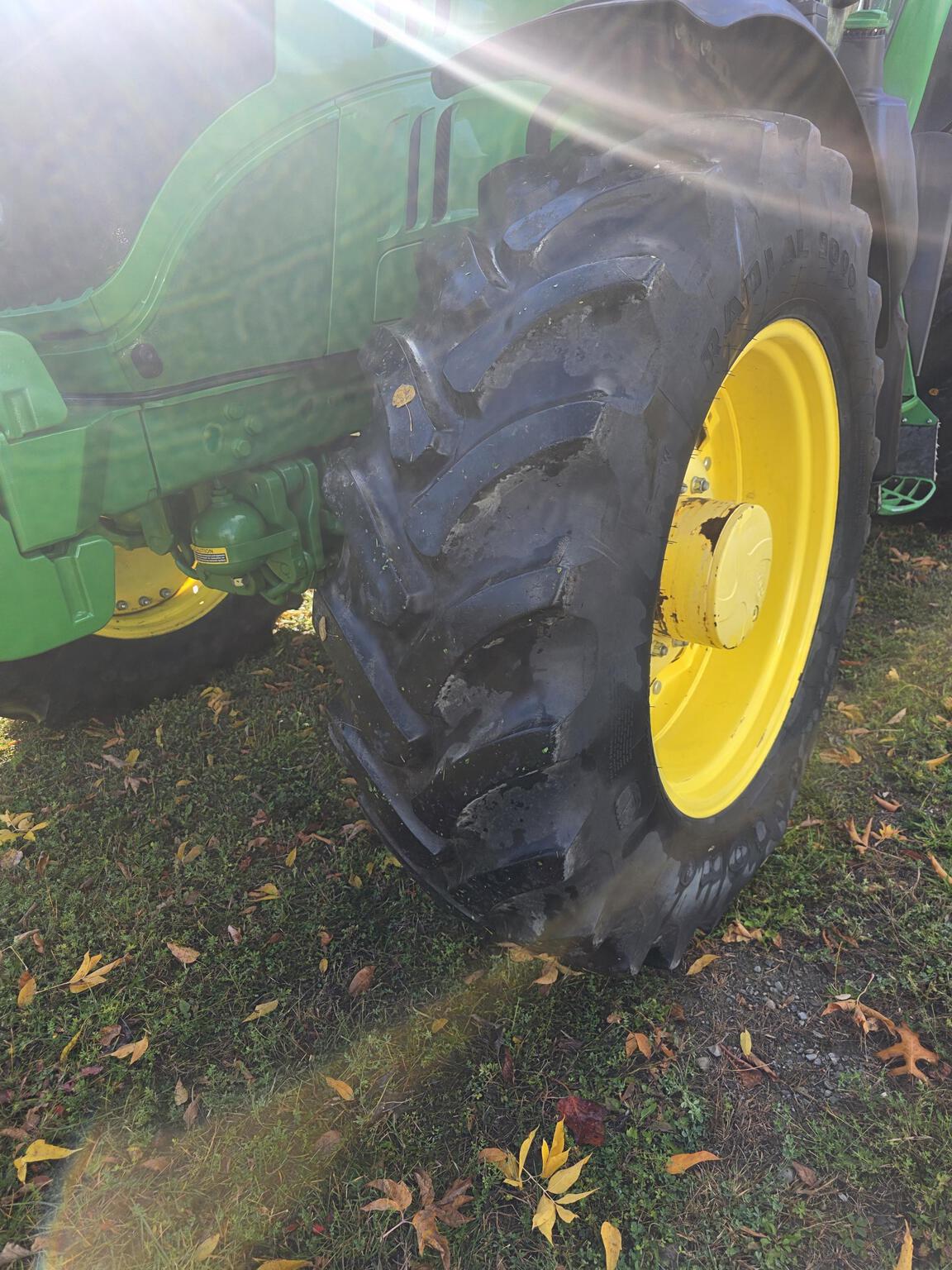 2019 John Deere 6215R Image 11