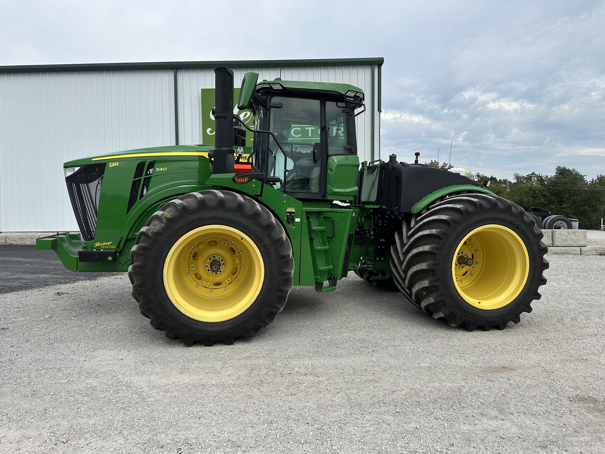  2023 John Deere 9R 540 at Heritage Tractor in Joplin, MO