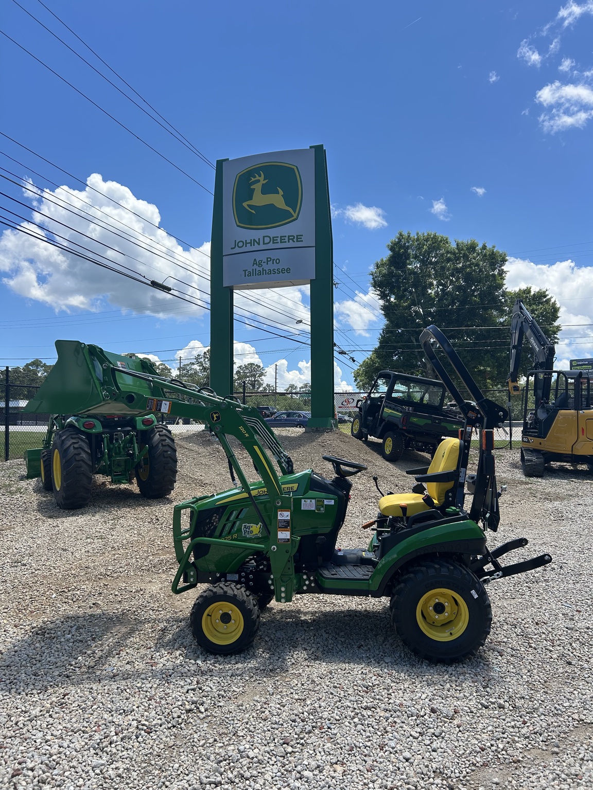 2025 John Deere 1025R Image 6