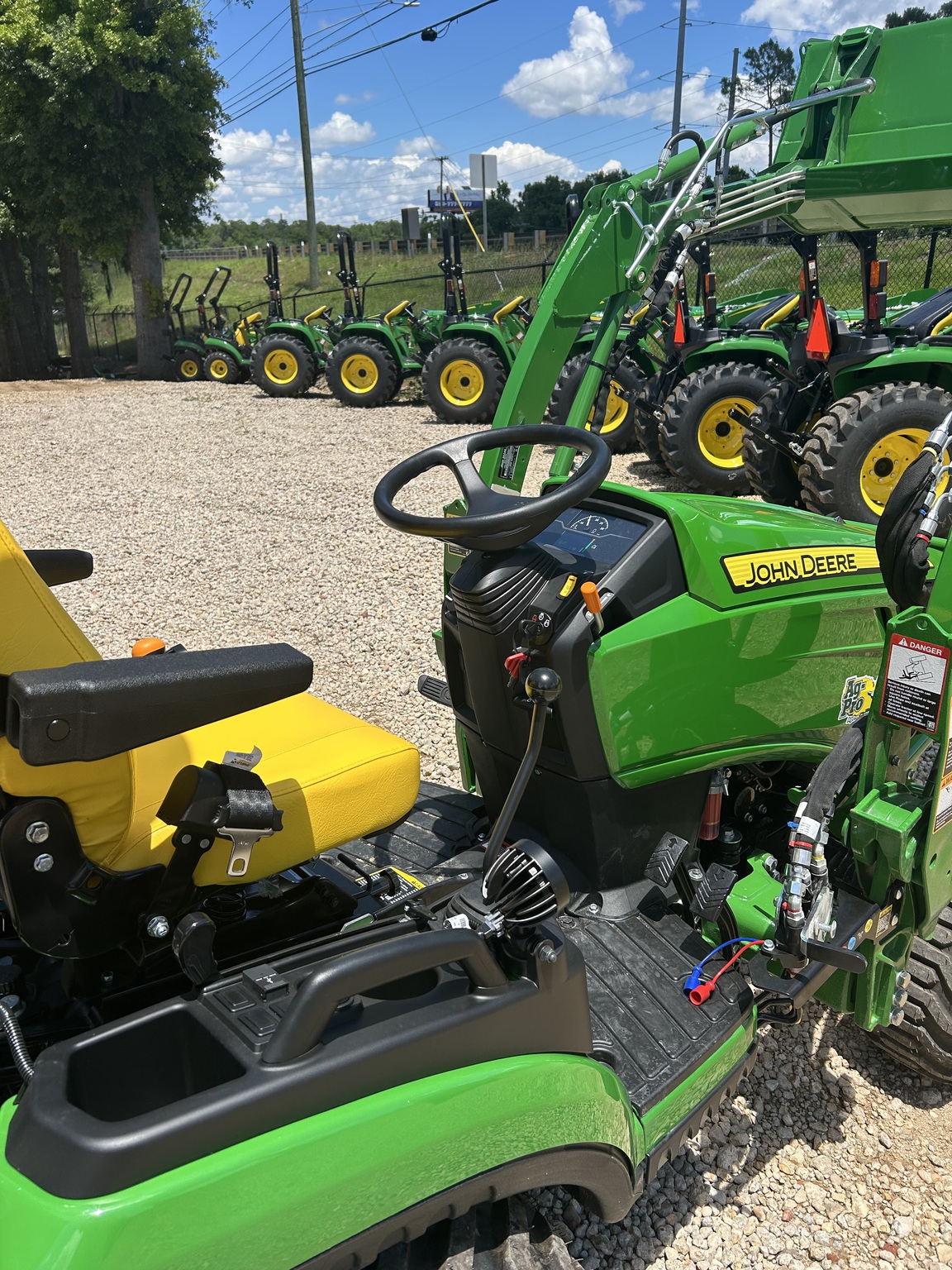 2025 John Deere 1025R Image 7