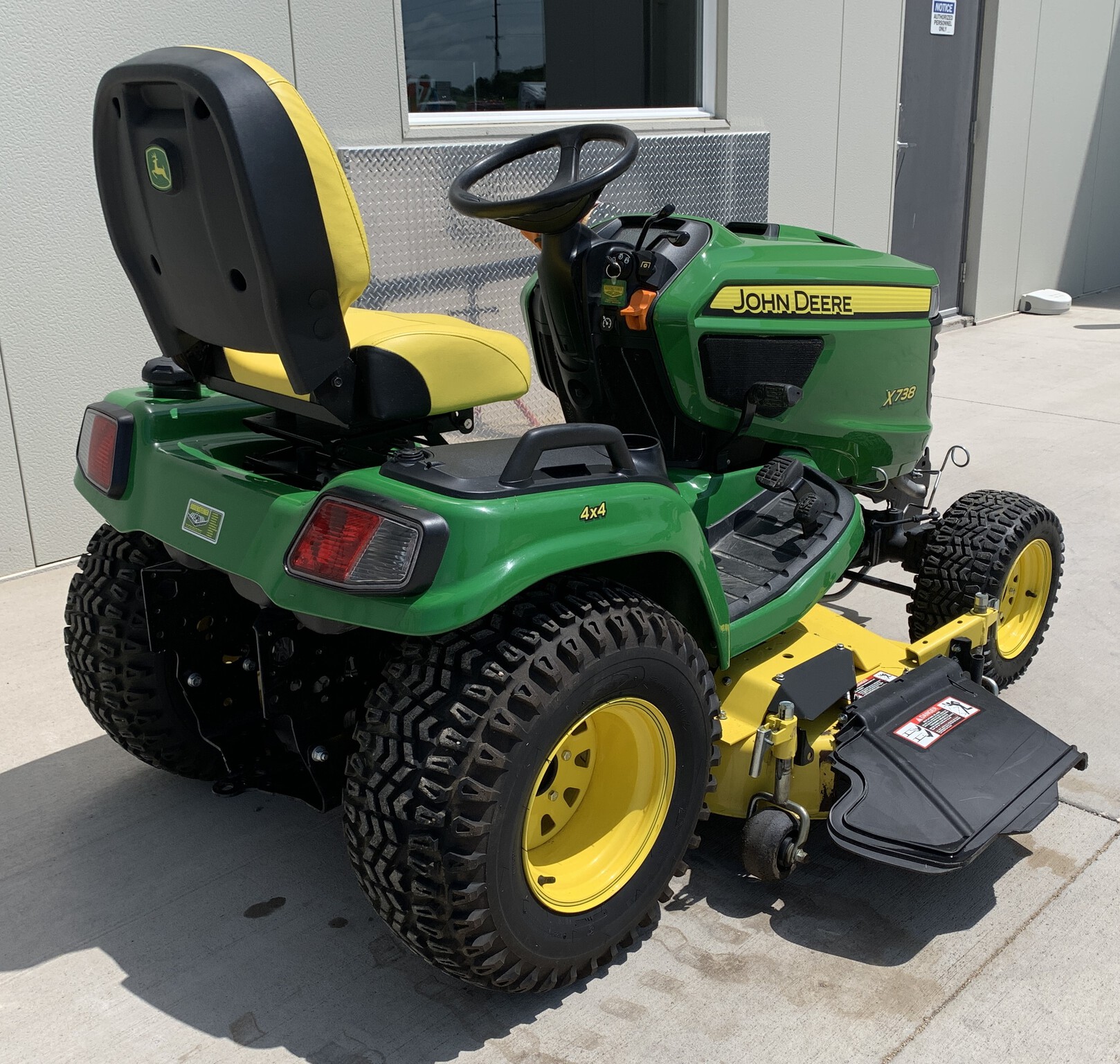 2018 John Deere X738 Image 3
