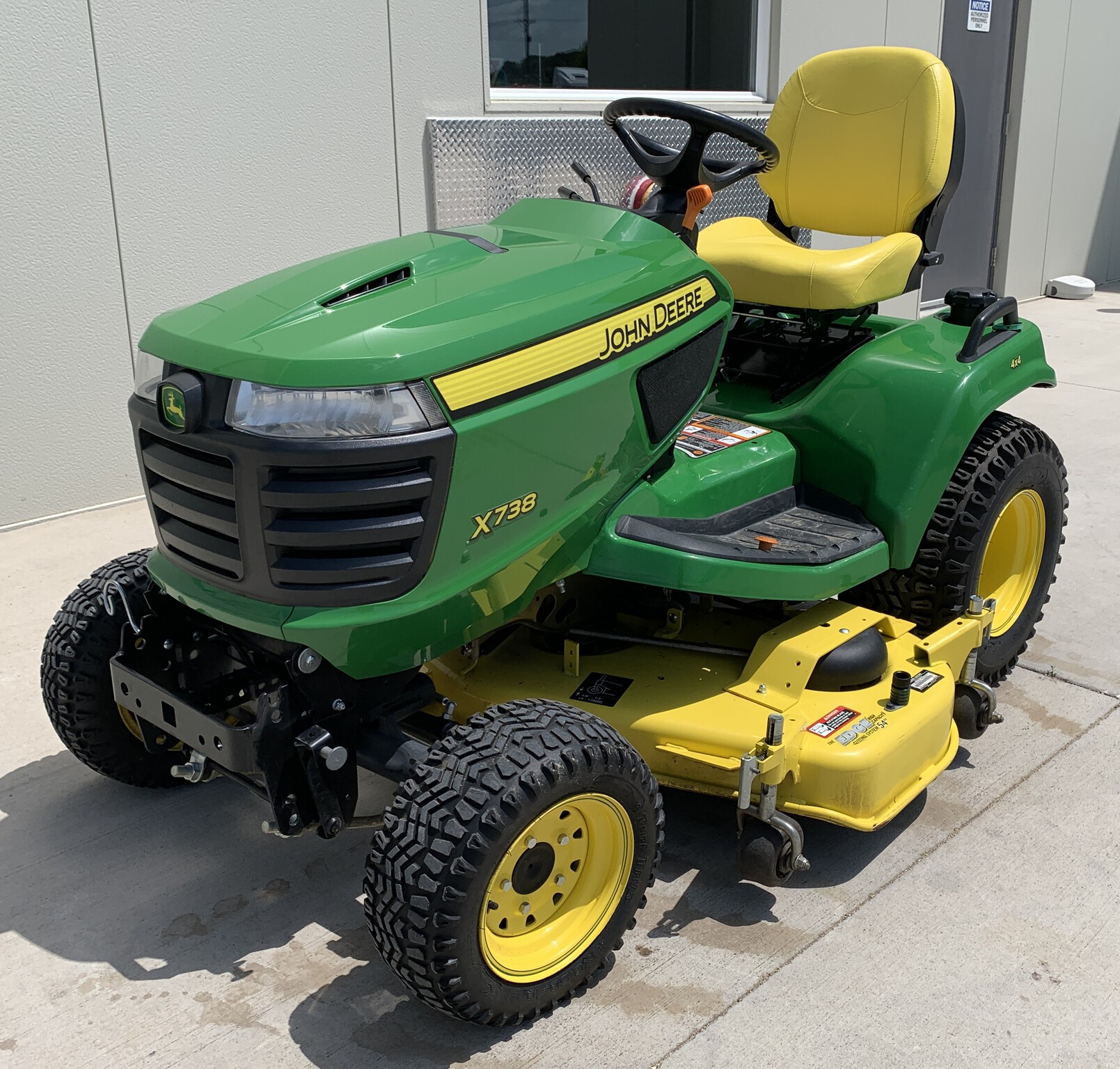 2018 John Deere X738 Image 7