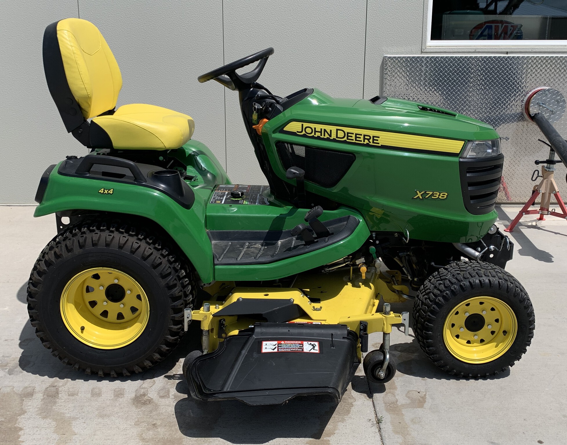 2018 John Deere X738 Image 2