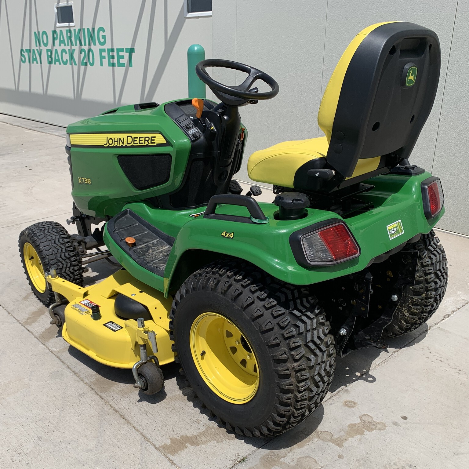 2018 John Deere X738 Image 5