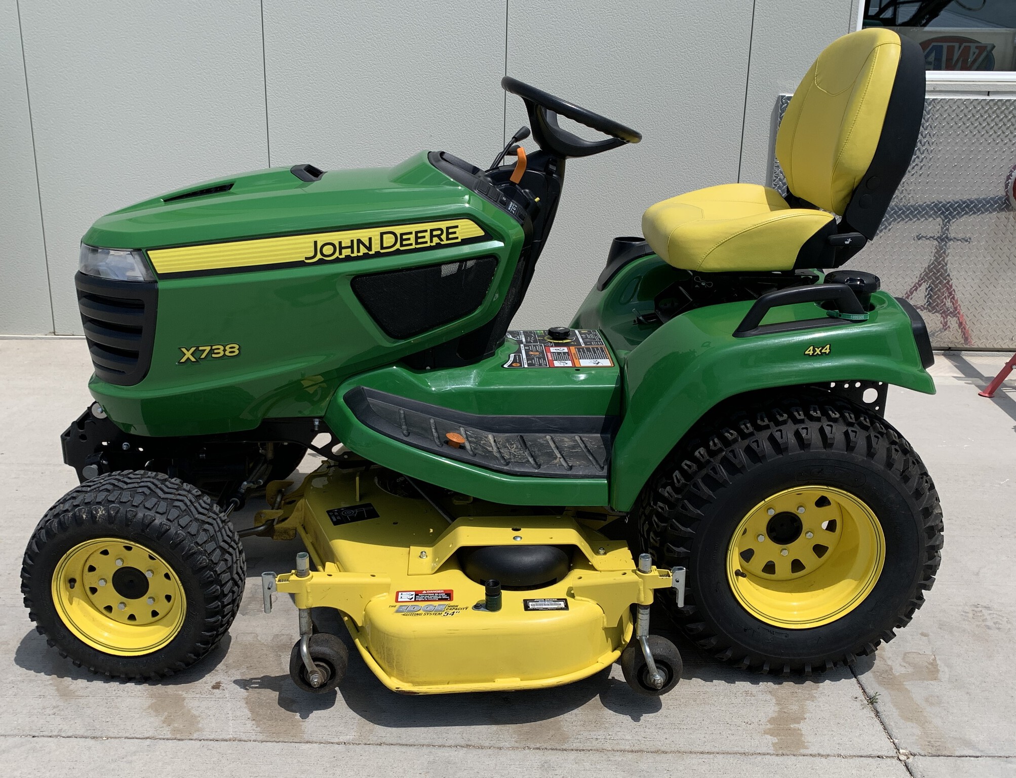 2018 John Deere X738 Image 6
