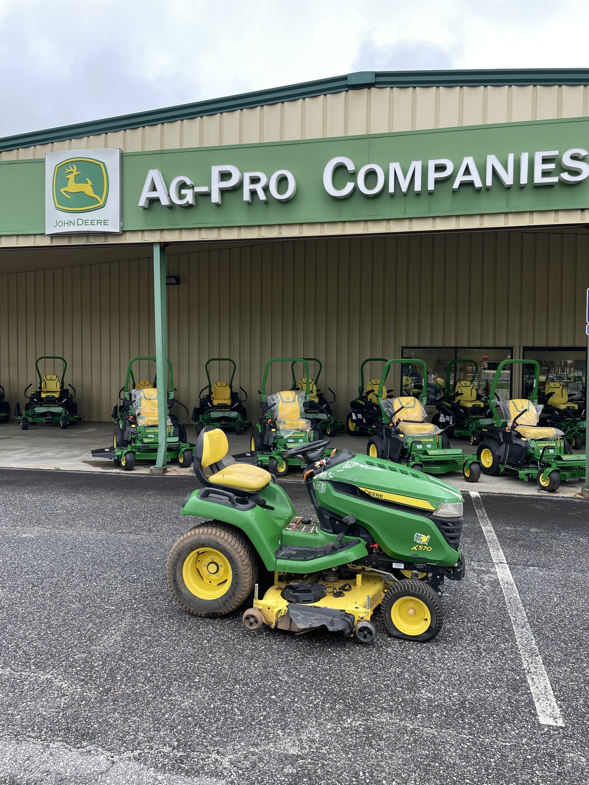 2018 John Deere X570 Image 1